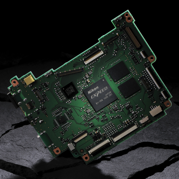 <b>EXPEED 3を搭載したメイン基板</b>