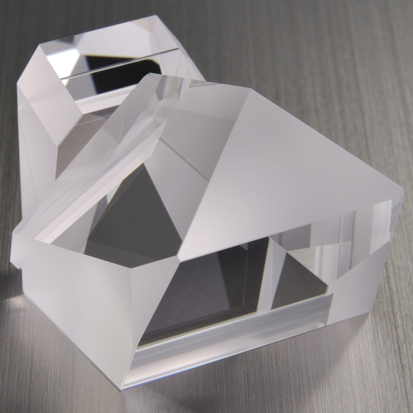 <b>ペンタプリズム。左はミラー蒸着後</b>