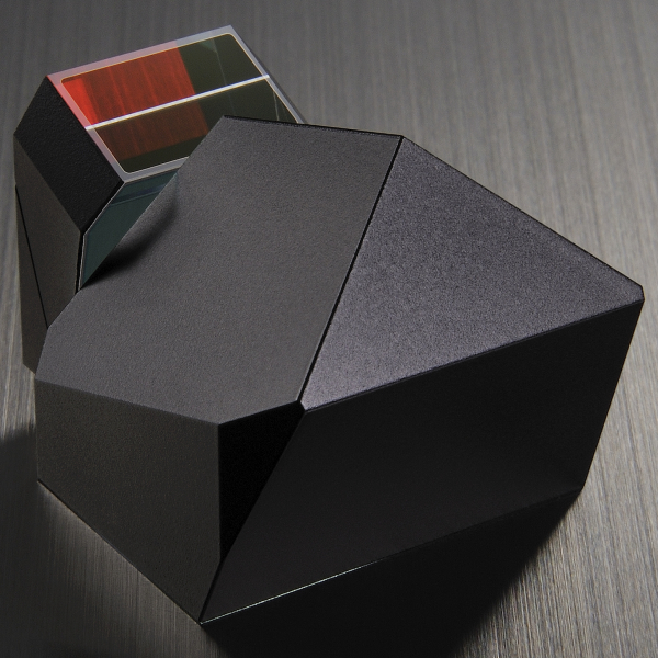 <b>ペンタプリズム。左はミラー蒸着後</b>