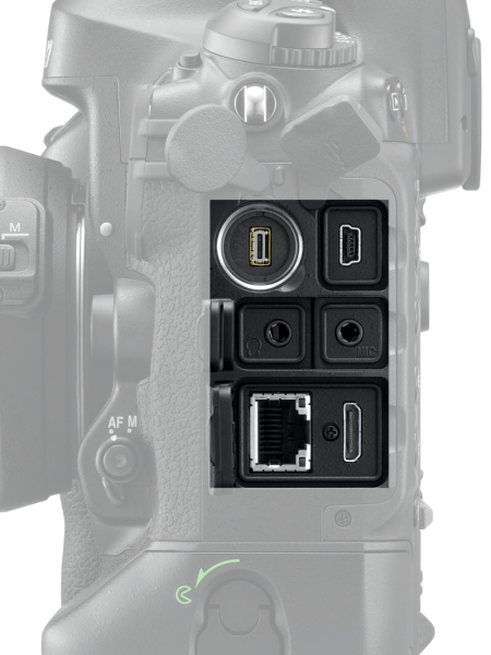 <b>側面に有線LAN端子（RJ-45）を装備</b>