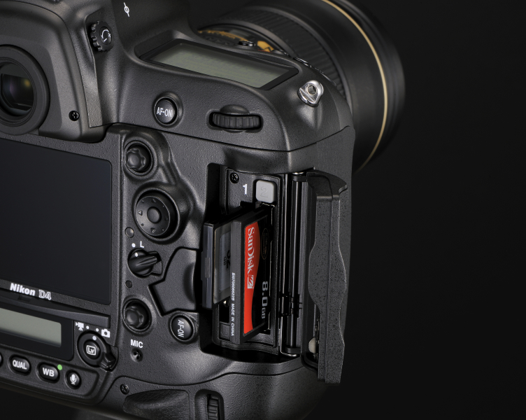 <b>XQDメモリーカード（左）とCF（右）を挿入するところ</b>