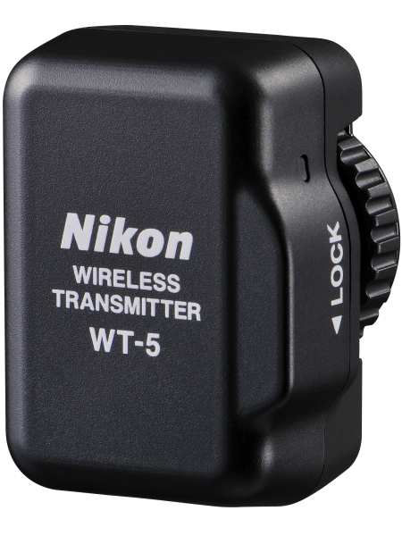 <b>D4用のワイヤレストランスミッター「WT-5」は従来モデルより大幅に小型化した</b>