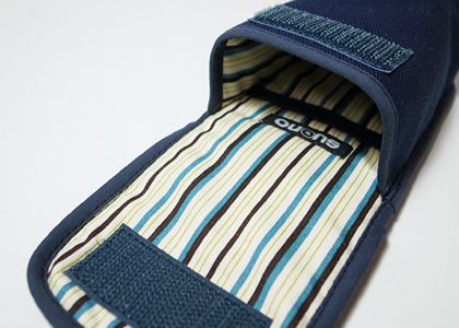 <b>内部に薄手のポケットを用意</b>