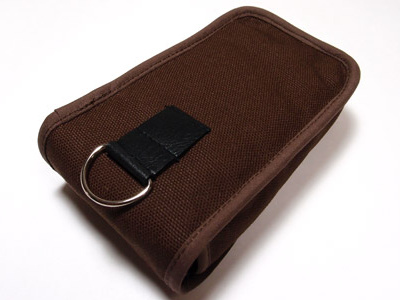 <b>背面にDカンを装備</b>