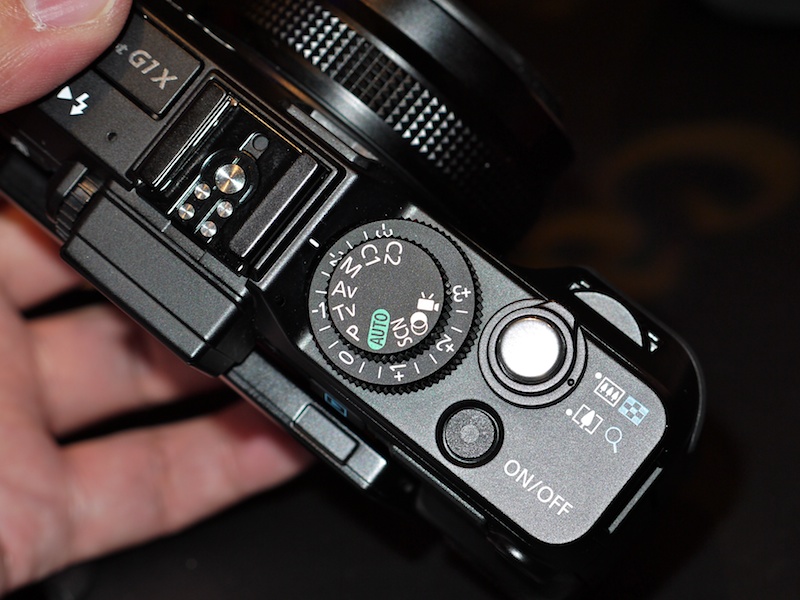 <b>PowerShot G12などと同じく2段のダイヤルを配置。撮影モードダイヤルと露出補正ダイヤルを同軸に配置した。ISO感度ダイヤルは省略している</b>