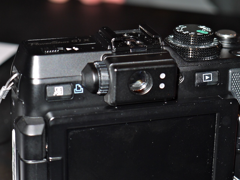 <b>光学式ズームファインダーを備える</b>