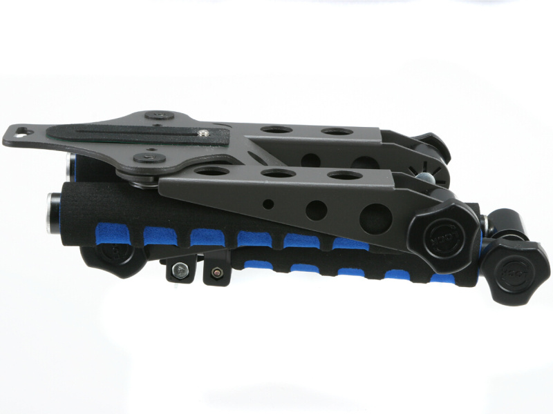 <b>折り畳むことでコンパクトになる</b>