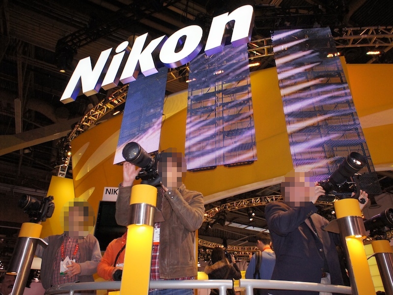 <b>ニコンブース。おなじみの超望遠レンズ体験コーナーもあった</b>