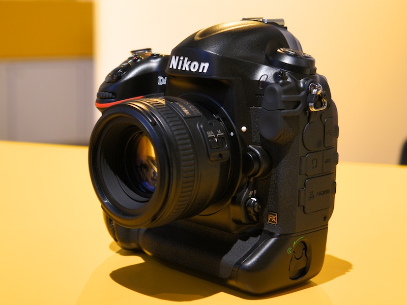 <b>シャッターボタン周り。新たに動画記録用のボタンを備える。フルHDムービーの記録にも対応した</b>