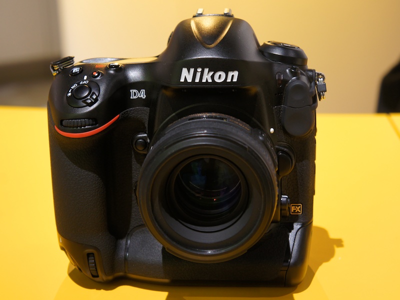 <b>記録メディアスロットはガムテープで封印。XQDカードスロットは空だった</b>