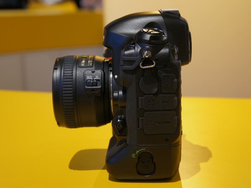 <b>シャッターボタン周り。新たに動画記録用のボタンを備える。フルHDムービーの記録にも対応した</b>