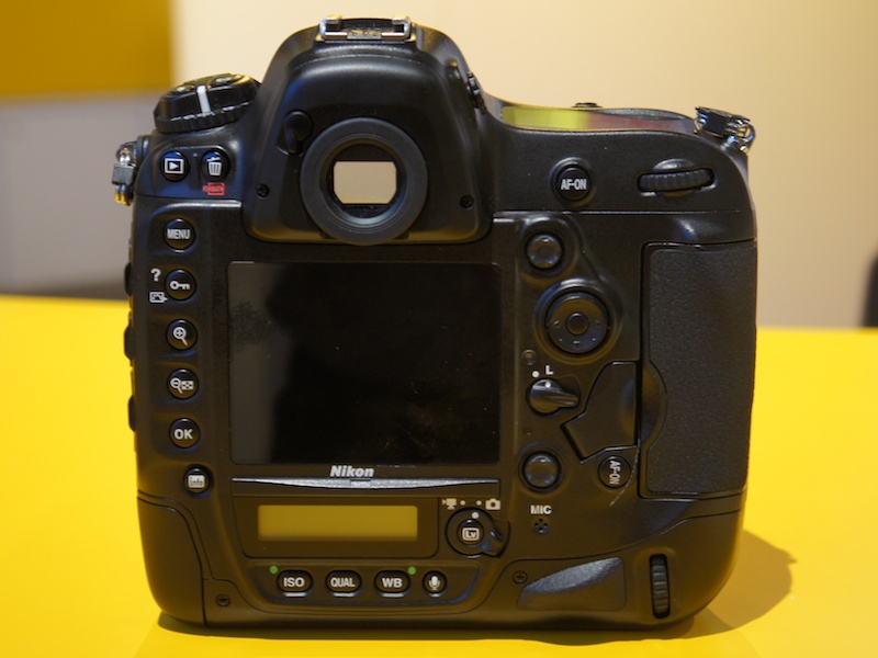 <b>記録メディアスロットはガムテープで封印。XQDカードスロットは空だった</b>