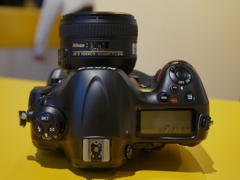 <b>シャッターボタン周り。新たに動画記録用のボタンを備える。フルHDムービーの記録にも対応した</b>