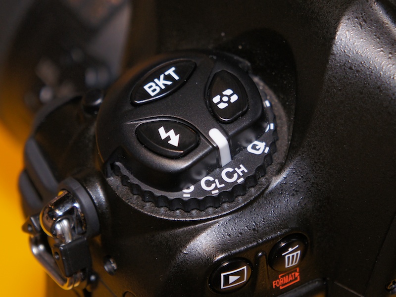 <b>レリーズモードダイヤル周り。コマンドロックボタンの位置に測光モードボタンがある</b>