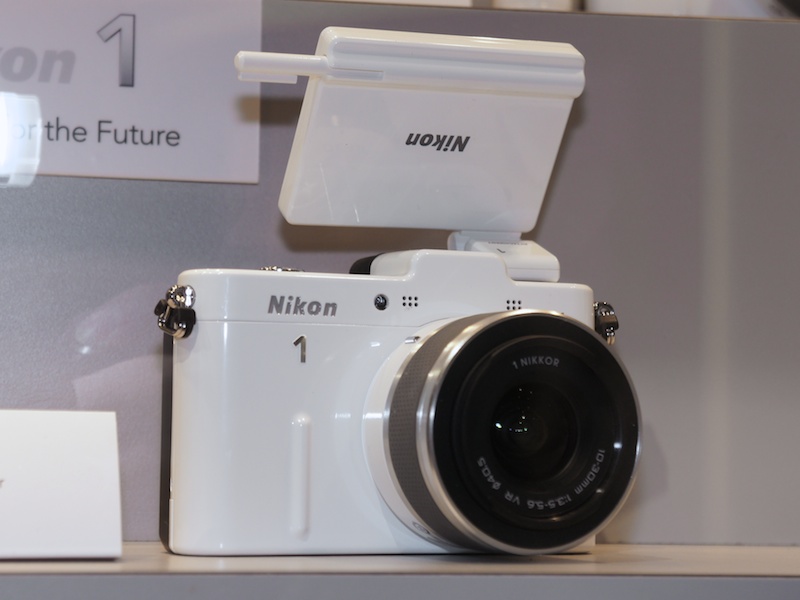 <b>可動式の液晶モニター。タッチペンが組み込まれている</b>