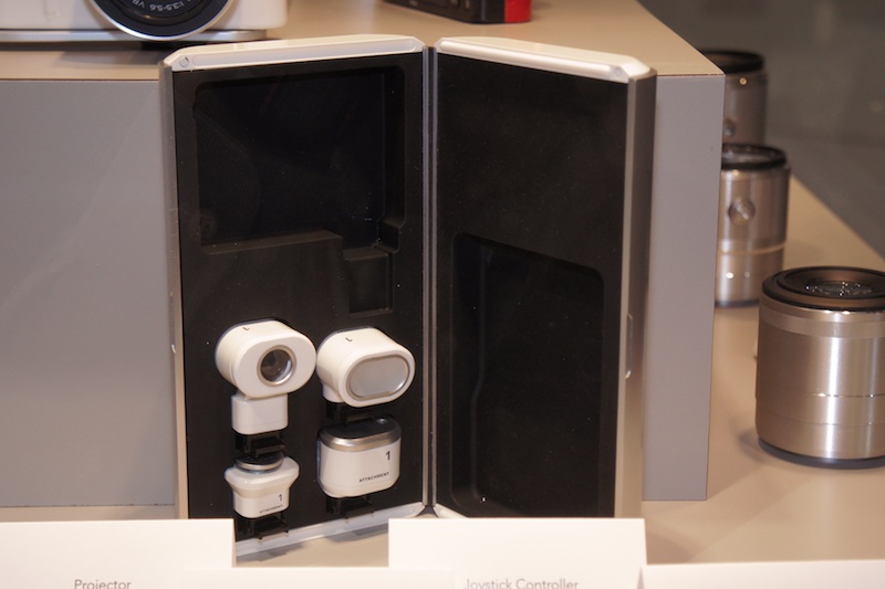 <b>プロジェクター、ジョイスティックコントローラー、インターネットアダプター、コンパクトLEDライトのセット</b>