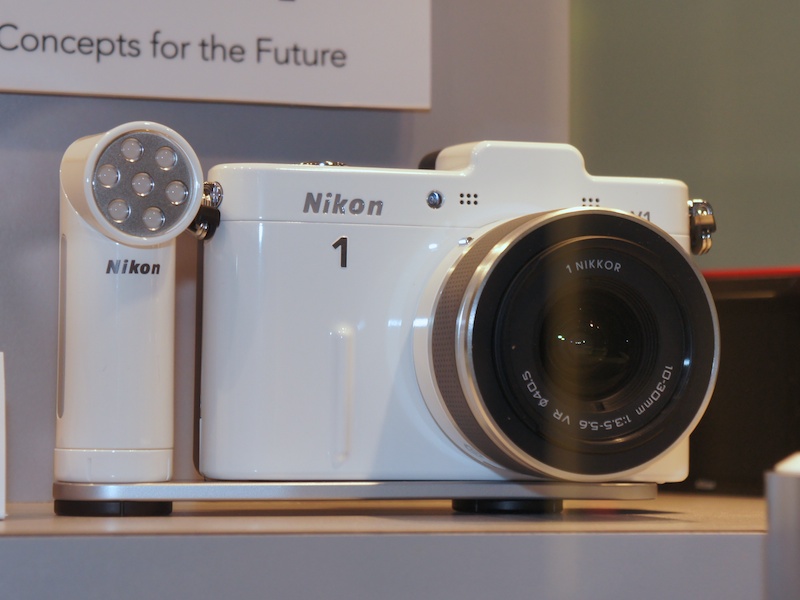 <b>ブラケットで固定するLEDビデオライト</b>