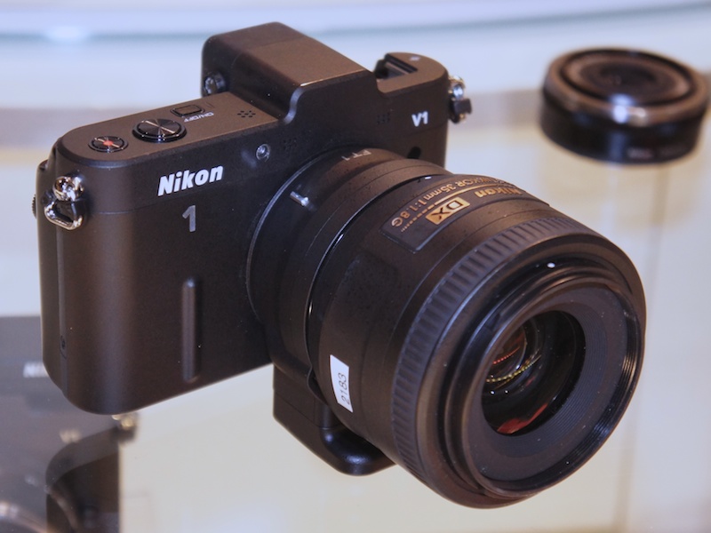 <b>FT1を介してNikon 1 V1にAF-S DX NIKKOR 35mm F1.8 Gを装着。AF-SレンズなのでAFが作動する</b>