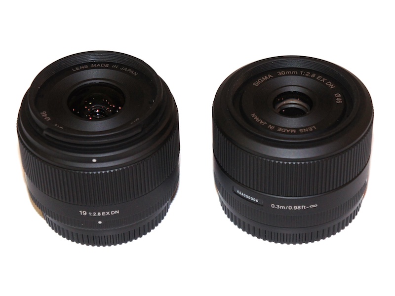 <b>左からSIGMA 19mm F2.8 EX DN、SIGMA 30mm F2.8 EX DN</b>