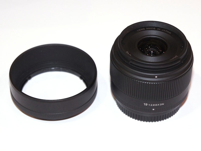 <b>SIGMA 19mm F2.8 EX DNにはバヨネットし機のレンズフードが付属する</b>