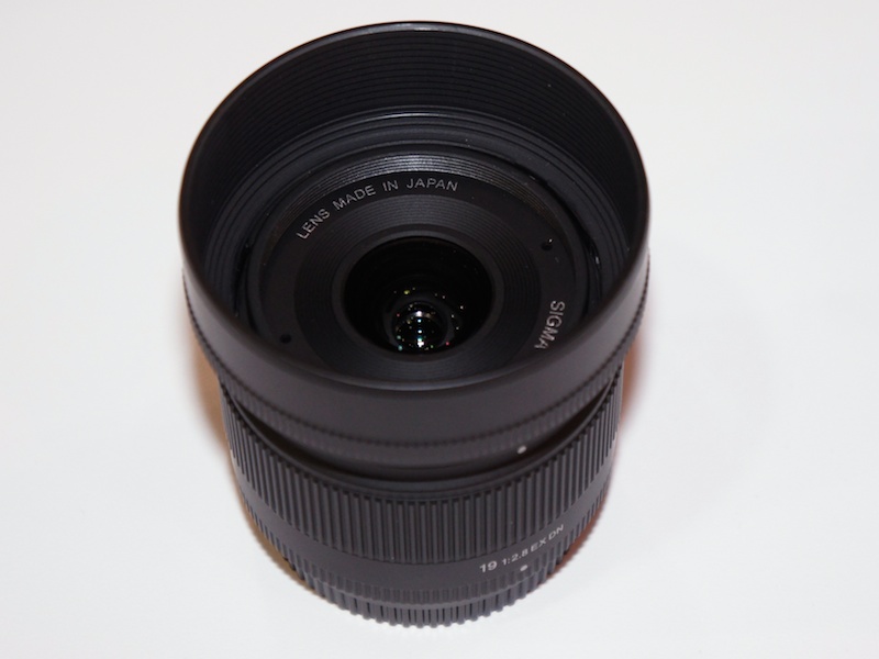 <b>レンズフードを装着した状態。逆付けも可能</b>