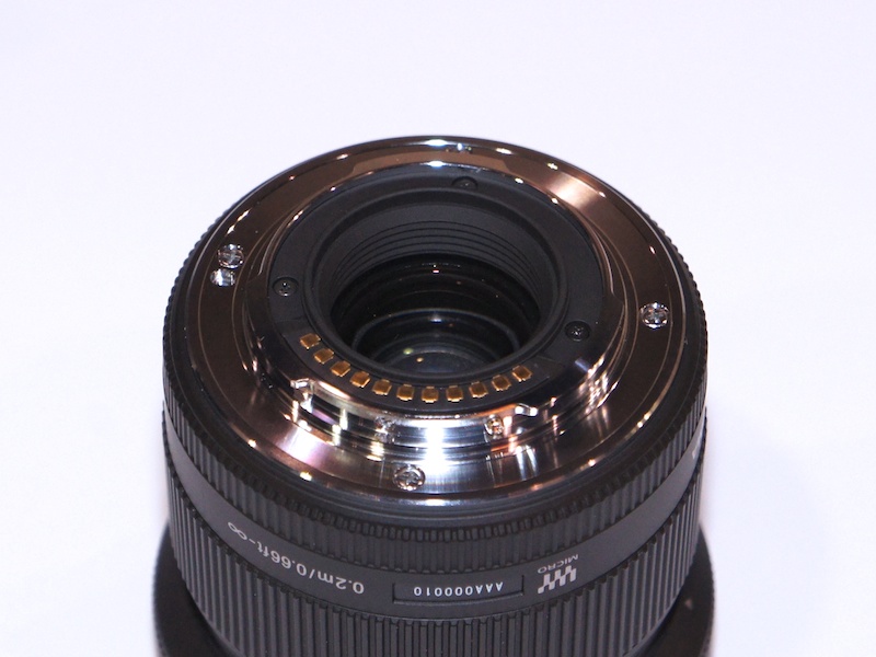 <b>SIGMA 19mm F2.8 EX DNのマウント面</b>