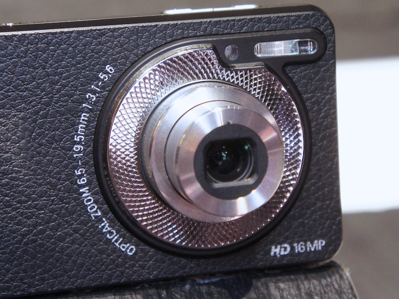 <b>沈胴式の光学3倍ズームレンズを搭載</b>