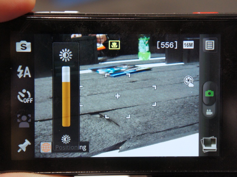 <b>撮影時の画面。露出補正ボタンを操作したところ</b>