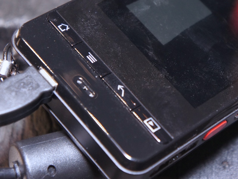 <b>ディスプレイ下のボタン類。一番右は再生モードへのダイレクトボタン</b>