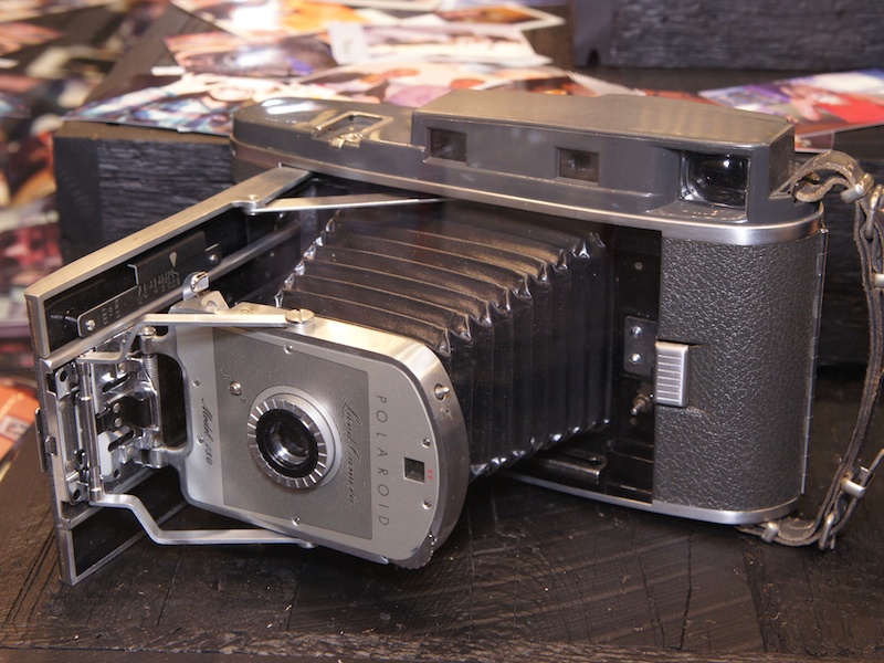 <b>Z340の展示にあわせて、ランドカメラやSX-70などポラロイドカメラをディスプレイしていた</b>