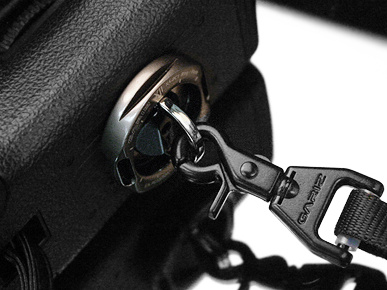 <b>CameraStrapHook（黒いフック部分のみ。カメラは製品に含まない。以下同）</b>