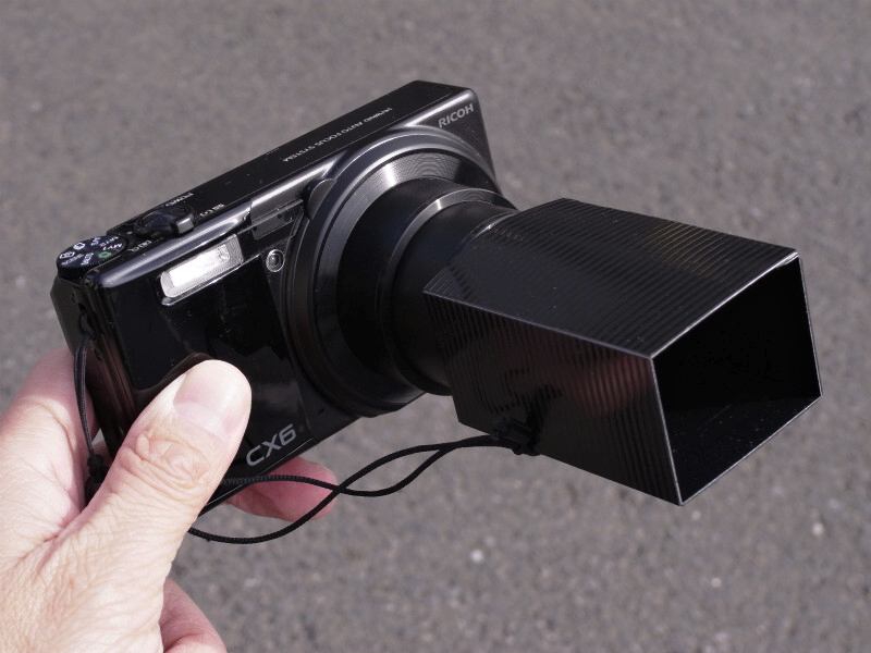 <b>リコー「CX6」に装着できる望遠撮影専用のレンズフードを製作。だが検証の結果、CX6のレンズはそのままでも十分に逆光に強いことが判明。このフードも“アイデア倒れ”なのだが（笑）それも含めた“思考の過程”を見ていただければと思う</b>