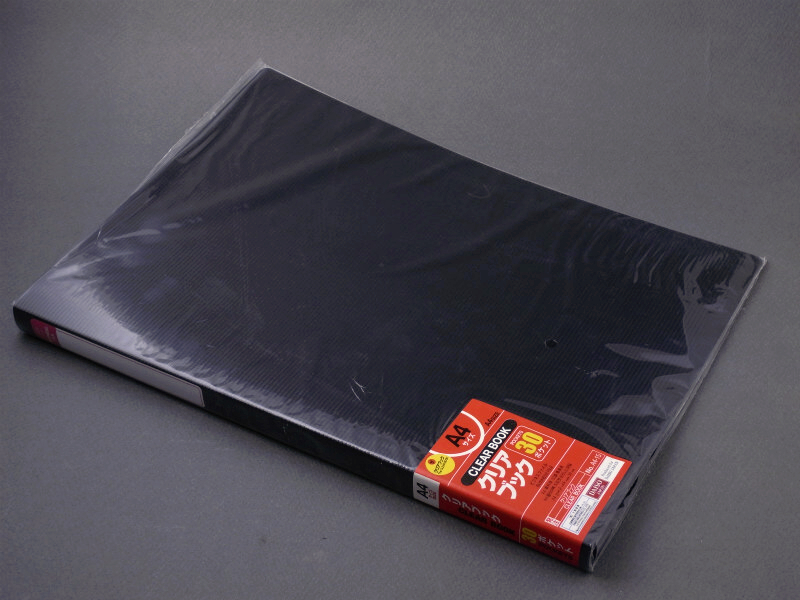 <b>そこで、CX6の簡便性と携行性を損なわない形態の、レンズフードを考えてみた。まず用意するのは、100円ショップで購入したクリアホルダー。このポリプロピレン製シートの表紙が、素材になる</b>