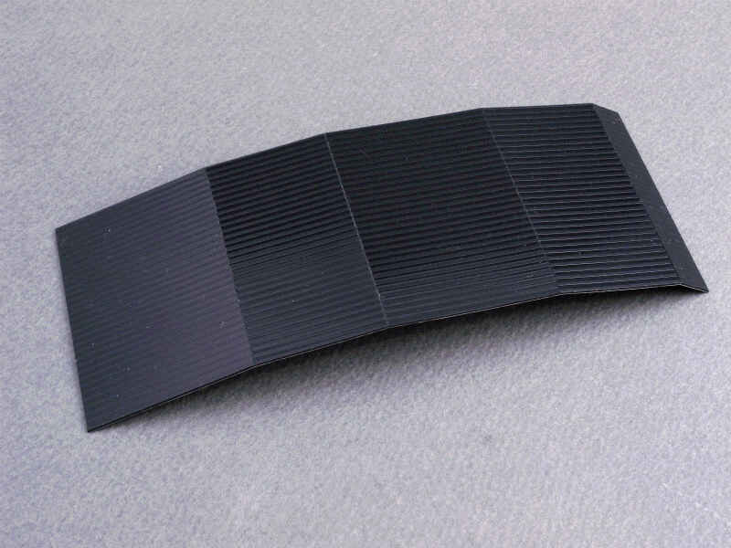 <b>ポリプロピレンのシートは150×60mmにカットし、さらにカッターで軽く切れ込みを入れる。切れ込みの位置は左から40mm、70mm、110mm、140mm。シートの右端10mmはのりしろになる。カッターで切れ目を入れた部分は曲げても折れないヒンジになる。これはポリプロピレン素材の特徴で、色んな工作に応用できるだろう</b>