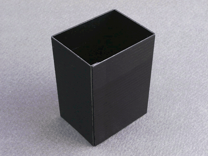 <b>シートを折り曲げ、のりしろ部分を両面テープで接着すると、角形フードになる</b>