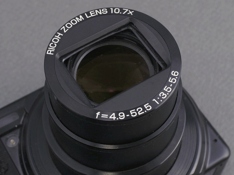 <b>望遠端300mm相当にズームすると、レンズ後群は奥に引っ込んで見えなくなる。この鏡筒内のスペースがレンズフードの役目をして、逆光時のフレアなどを抑えると考えられる</b>