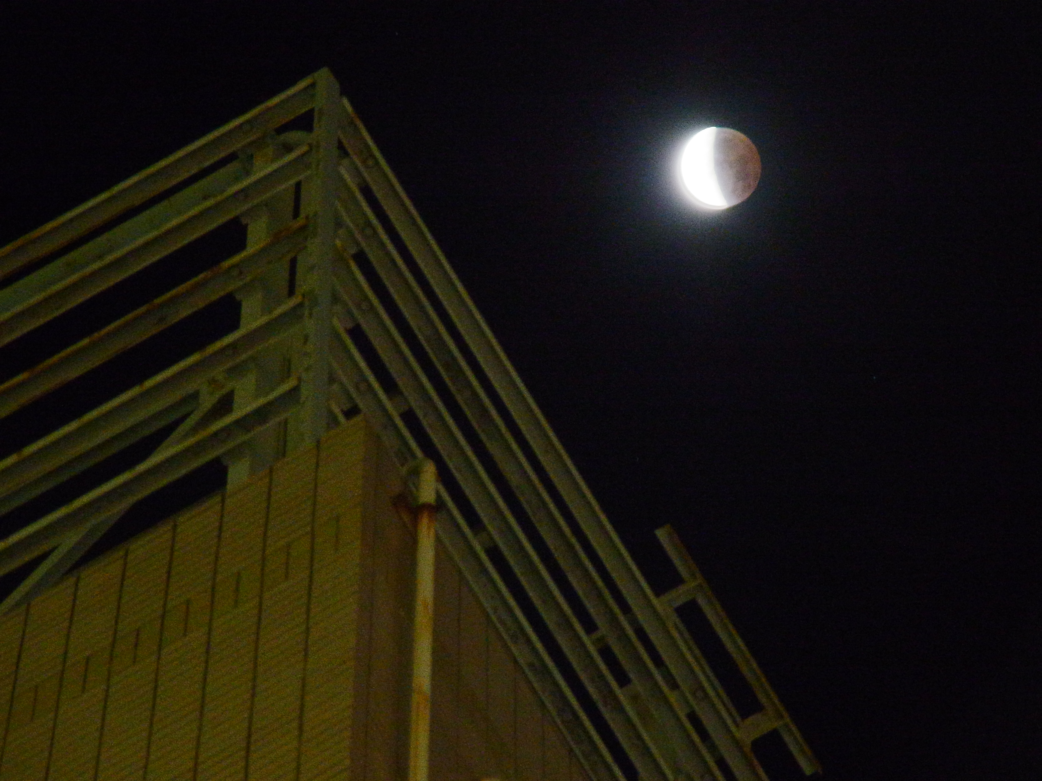 <b>鳥ではないけれど、2011年12月11日深夜に撮影した月蝕。出張中の三宮駅前だが、月の手前に建物が写るシチュエーションを探した。三脚を使わず、止めてあった自転車のサドルにカメラを押しつけながら、手持ちで撮影。撮影モードは「ダイナミックレンジ拡大」をセレクトしてみた。CX6 / 約3.6MB / 3,648×2,736 / 1/15秒 / F5.6 / -1EV / ISO1600 / WB：オート / 52.5mm</b>