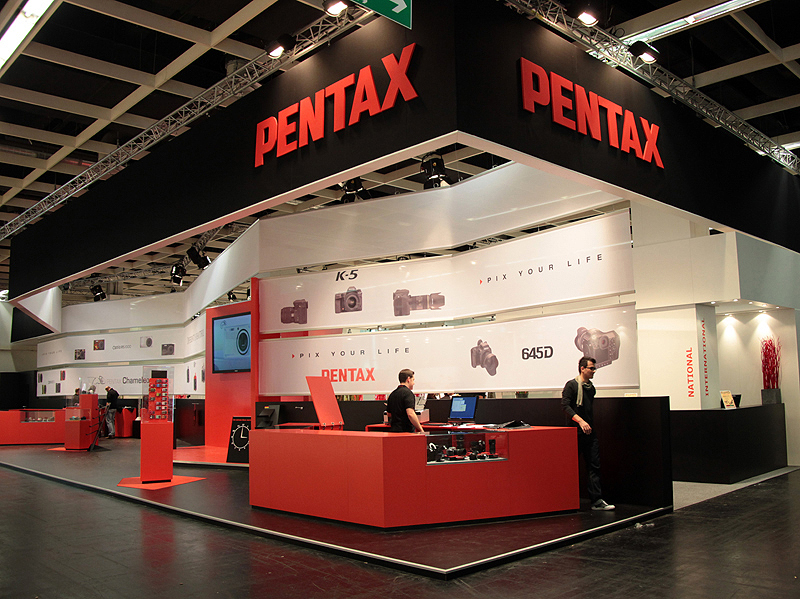 <b>645Dの海外初披露となったフォトキナ2010のペンタックスブース</b>