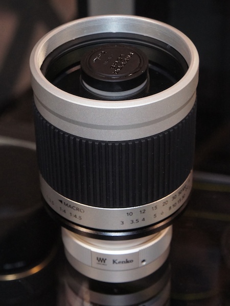 <b>ミラーレンズとマウントアダプターを組み合わせた状態</b>