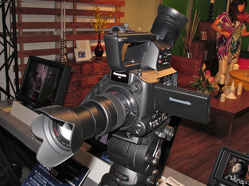 <b>マイクロフォーサーズ規格のデジタルシネマカメラAG-AF105</b>