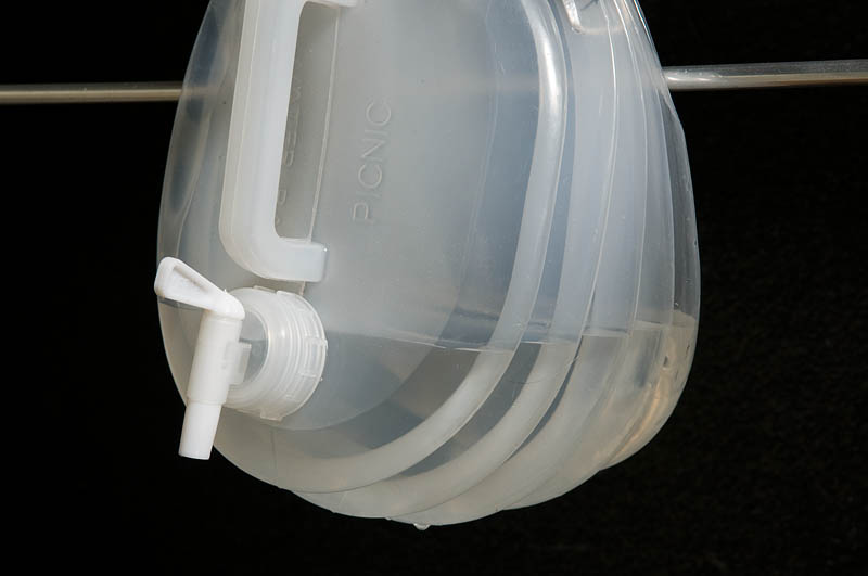 <b>こんな感じのポリタンクはホームセンターや100円ショップで入手可能。これも手軽でいいと思う</b>