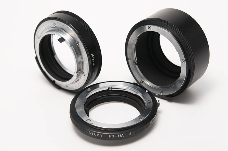 <b>ニコンのオート接写リング。違う厚さの接写リングを組み合わせることで、撮影倍率の調整をする</b>