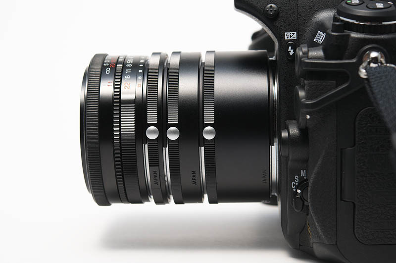 <b>3種のオート接写リングをボディとレンズの間に取り付けたところ</b>