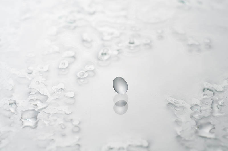 <b>落下直前の水滴を撮影。ニコンD300+タムロン SP AF 90mm F2.8+ニコン スピードライトSB-800 / マニュアル露出 / 1/320秒 / F11</b>