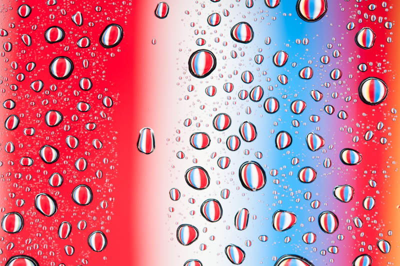 <b>アクリル製の板に水滴を付け、ストライプの布を撮影。ニコンD700+AF-S Micro NIKKOR 60mm F2.8 G ED / マニュアル露出 / 1/4秒 / F8</b>