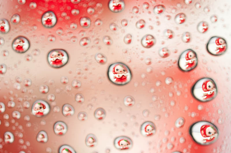 <b>アクリル製の板に水滴を付け、人形を撮影。ニコンD700+AF-S Micro NIKKOR 60mm F2.8 G ED / マニュアル露出 / 1/50秒 / F8</b>
