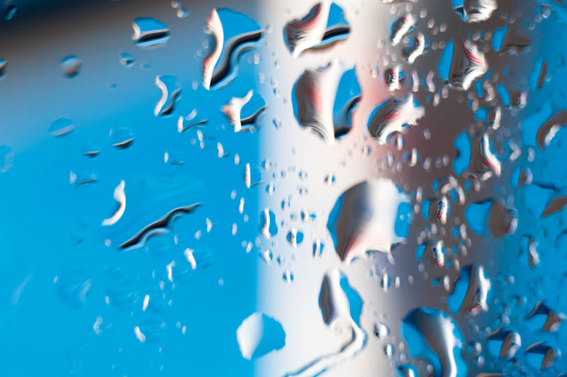 <b>これはアクリルではなくガラスの板に水滴を付けたのだが、きれいな形にならなかったという失敗例。撥水スプレーをかけるなど、きれいな水滴にするため方法は今後研究してみたい</b>