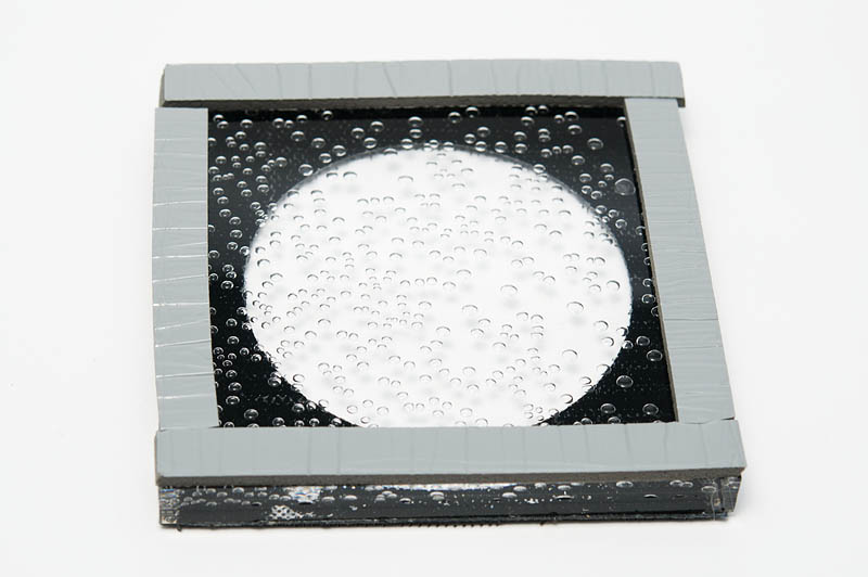 <b>これが気泡入りのアクリル板。東急ハンズの新宿店で購入した。グレーの枠は弾力のあるテープ。保護のためにつけてある</b>