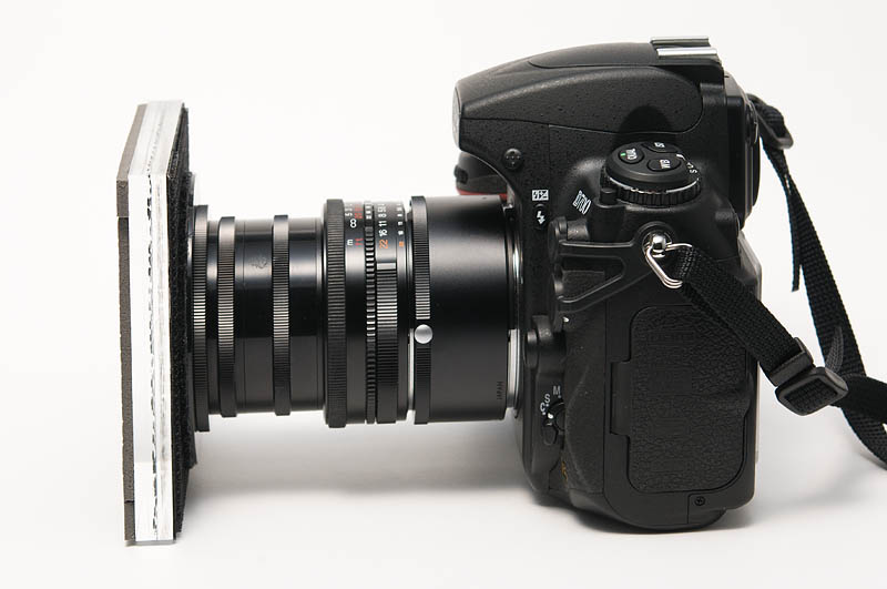 <b>横から見るとこんな感じ。レンズとアクリル板の間はエクステンションチューブで空ける。接写リング使用</b>