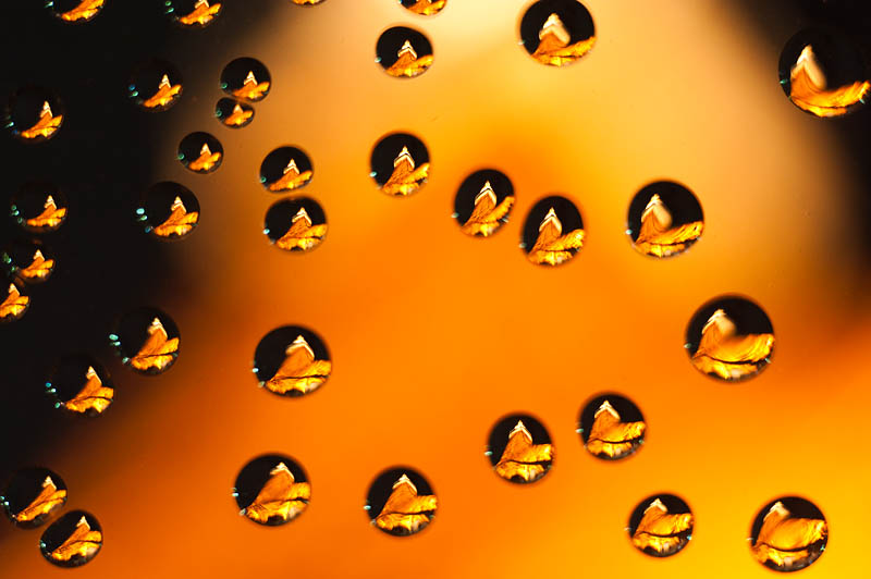 <b>気泡入りアクリル板を使って東京タワーを撮影。ニコンD700+コシナULTRON 40mm F2+接写リング / マニュアル露出 / 1/8秒 / F8</b>